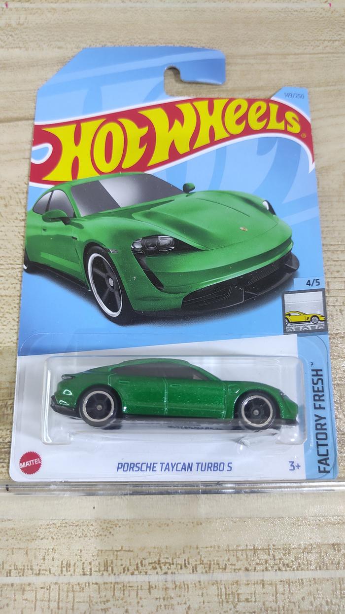 Jual Hotwheels Hot Wheels PORSCHE TAYCAN TURBO S Hijau Lot G H Kota Semarang Terminal