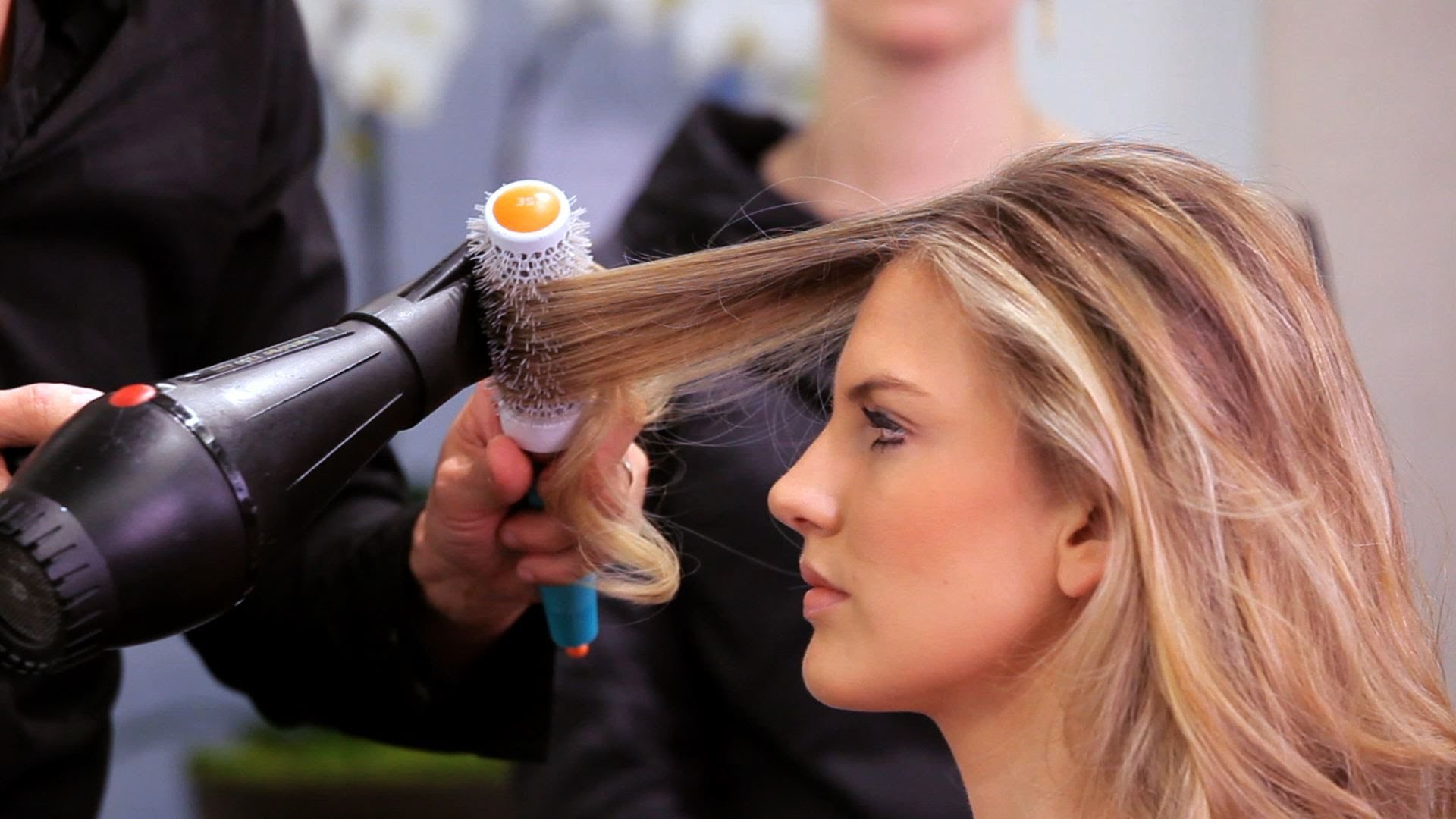 STOP! Ini Dia Deretan Kesalahan yang Sering Dilakukan Saat Memakai Hair Dryer