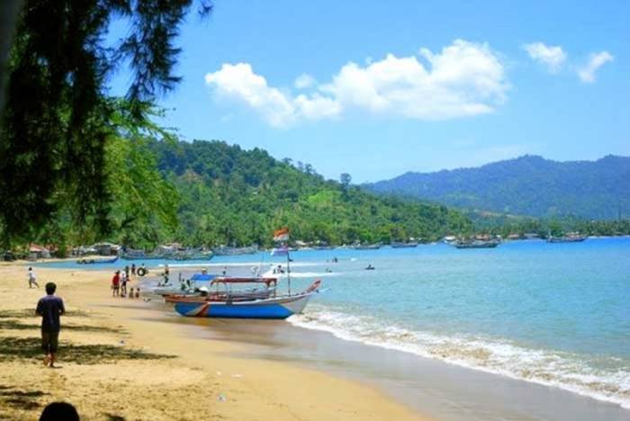 Pantai Caroline Padang Sumatera Barat