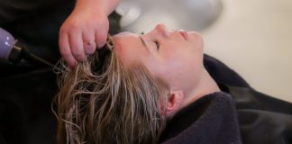 12 Merk Dry Shampoo Terbaik untuk Keramas yang Lebih Praktis