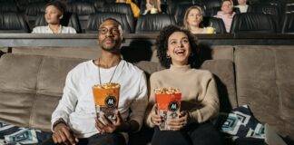 25 Film Komedi Terbaik yang Lucu, Segar & Menghibur