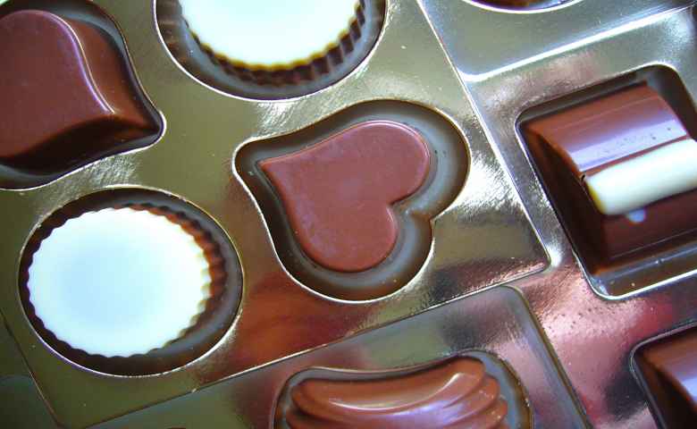 cara membuat Coklat Dua Warna Isian Kacang