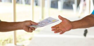 Ketahui 10 Perbedaan Brosur dan Flyer