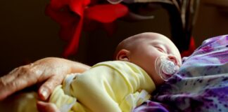 Bayi Rewel Karena Dahak di Hidung & Tenggorokan? Ini Cara Mengeluarkannya