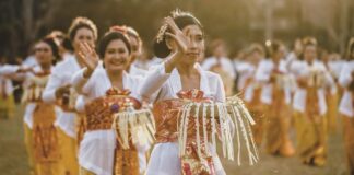 9 Inspirasi Pakaian Adat Bali Wanita untuk Bridesmaid