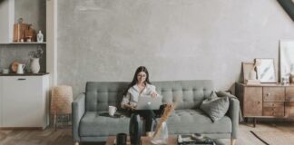 Tips Memilih Wallpaper Dinding Ruang Tamu Minimalis: Buat Ruangan Jadi Nyaman