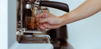 Peran dan Tanggung Jawab Barista, Rajanya Kopi!
