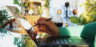 11 Laptop Touchscreen Terbaik 2021: Produktif dan Fleksibel