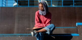 8 Inspirasi OOTD Hijab Remaja yang Manis untuk Sehari-hari
