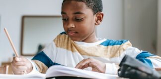 Ciri-ciri Pantun, Contoh dan Penjelasannya