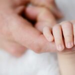Berbagai Penyebab Bayi Muntah dan Cara Mengatasinya