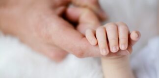 Berbagai Penyebab Bayi Muntah dan Cara Mengatasinya