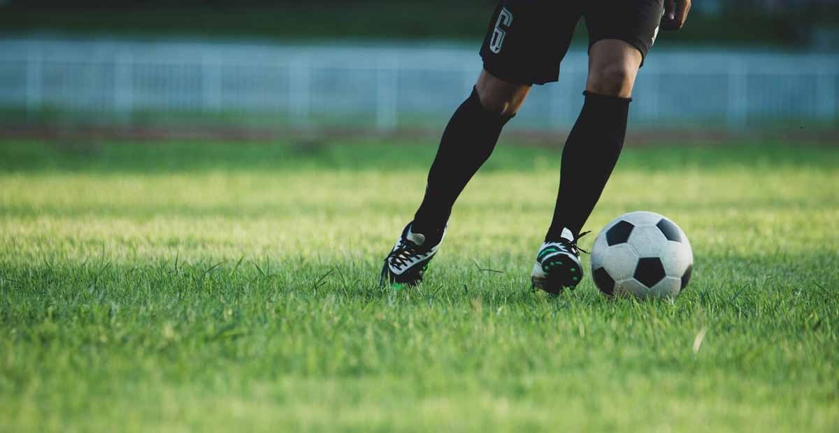 10 Merk Sepatu Futsal Terbaik untuk Performa Maksimal