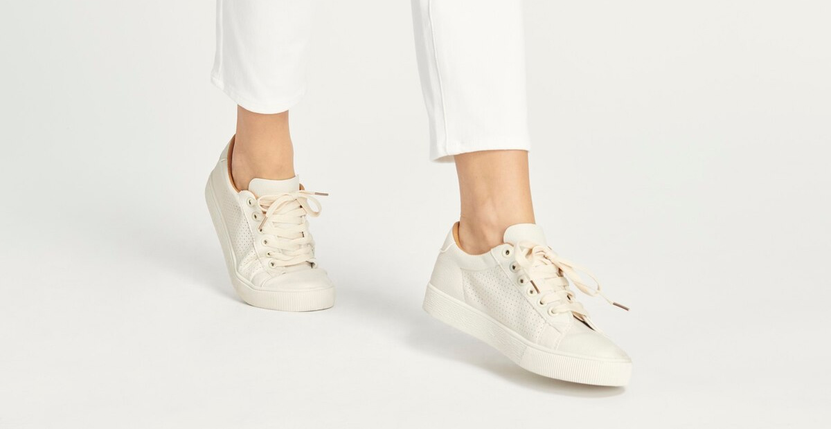 Rekomendasi 10 Merk Sneakers Wanita Terbaik, Stylish Setiap Saat