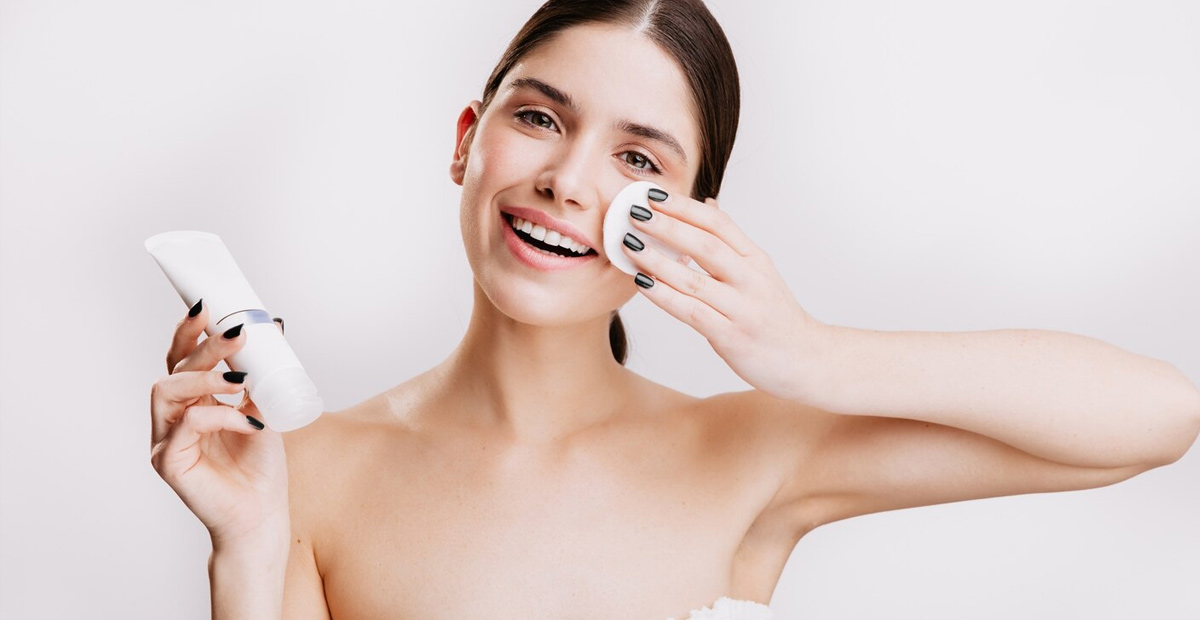 5 Cleanser Wajah untuk Kulit Kering Terbaik 2025 yang Melembapkan!
