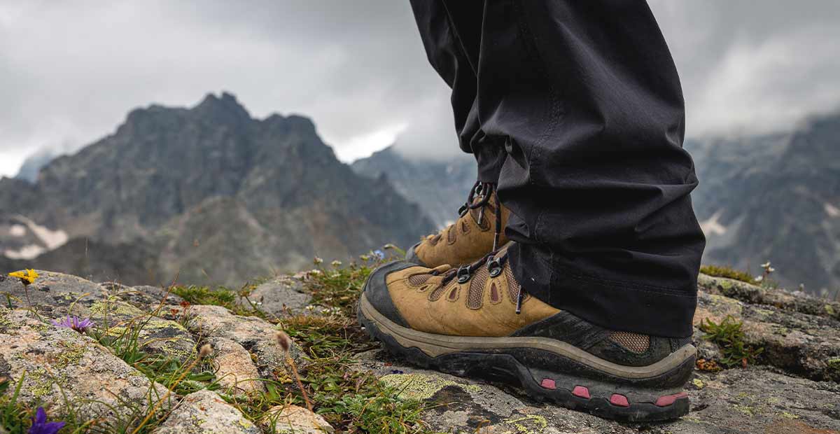 10 Sepatu Gunung Waterproof Terbaik untuk Pendakian di Medan Basah