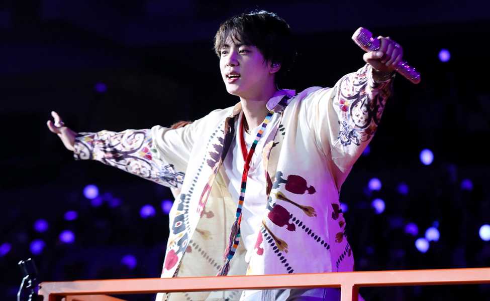 Jin BTS dalam sebuah konser.