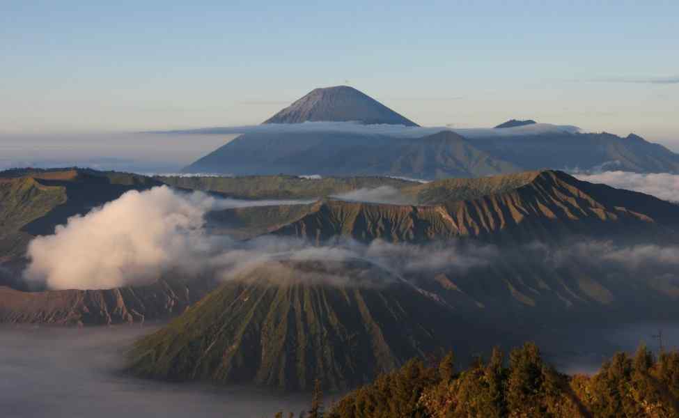 Gunung Semeru di Jawa Timur.