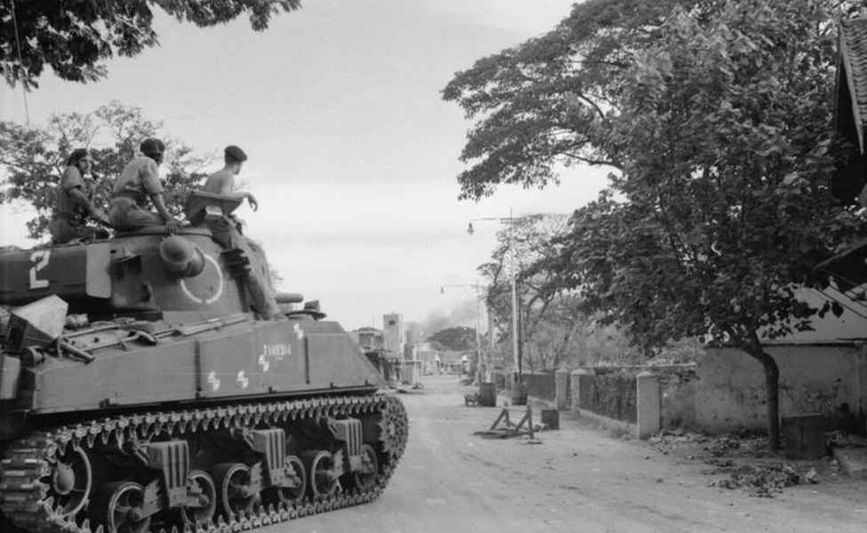 Tank Sherman milik sekutu melintas di jalanan Surabaya.