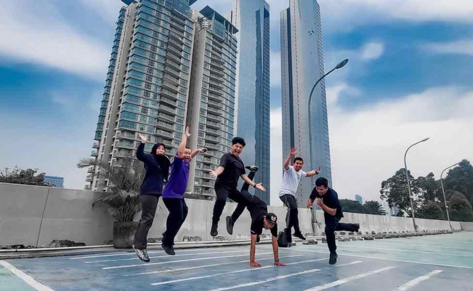 berfoto bersam teman di tempat parkir stasiun BNI City