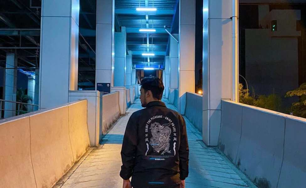 seseorang berfoto di lorong menuju tempat parkir stasiun bni city