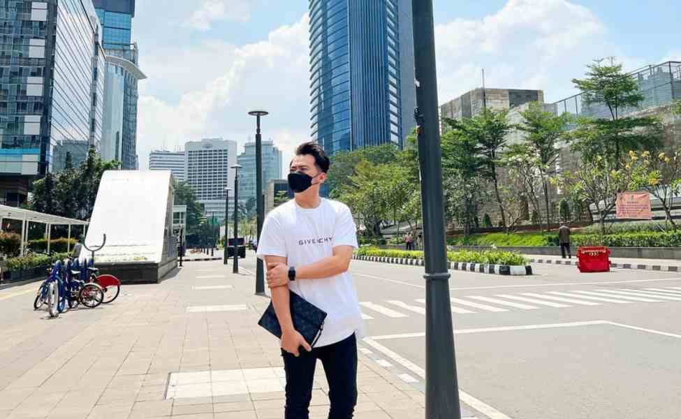 berfoto di trotoar sepanjang BNI City
