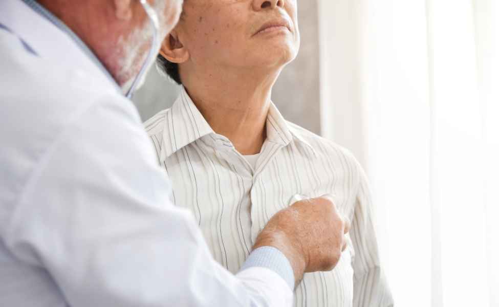 dokter sedang memeriksa dada pasiennya