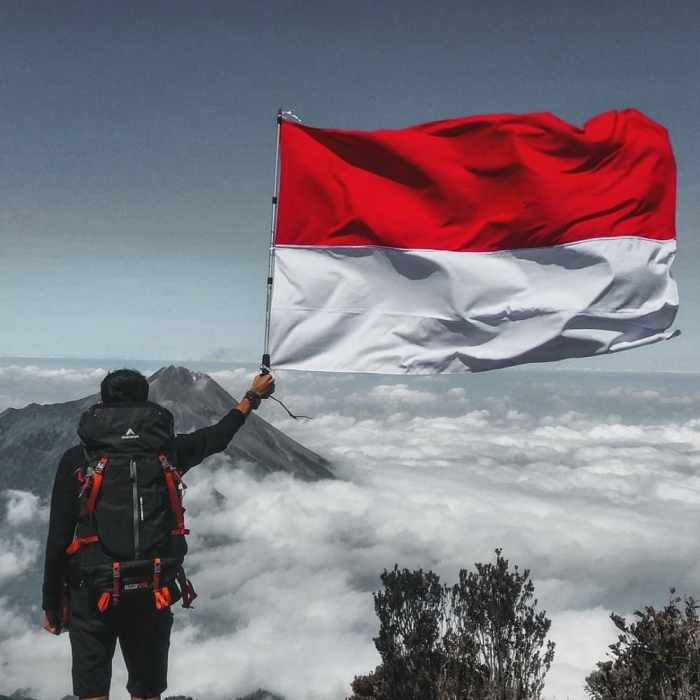 pengibaran merah putih di puncak gunung