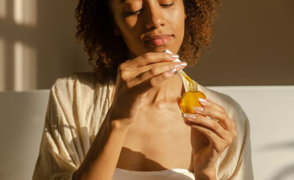 seorang wanita menggunakan serum