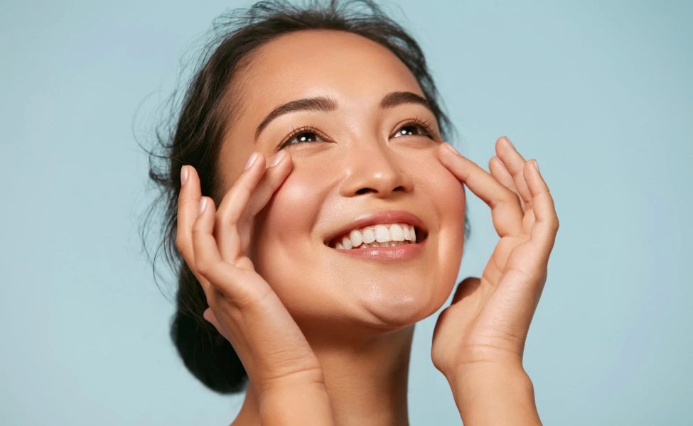 seorang wanita asia mendiamkan wajah setelah memakai serum