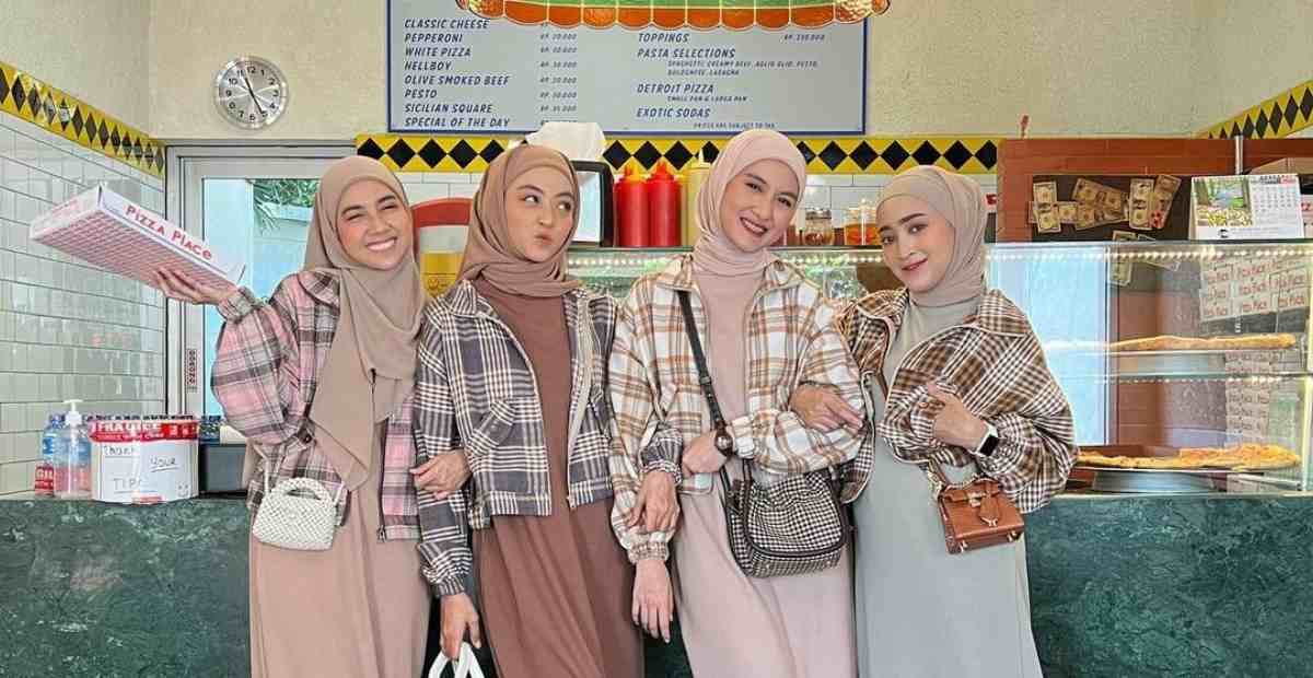 sekelompok perempuan mengenakan jaket flanel kece