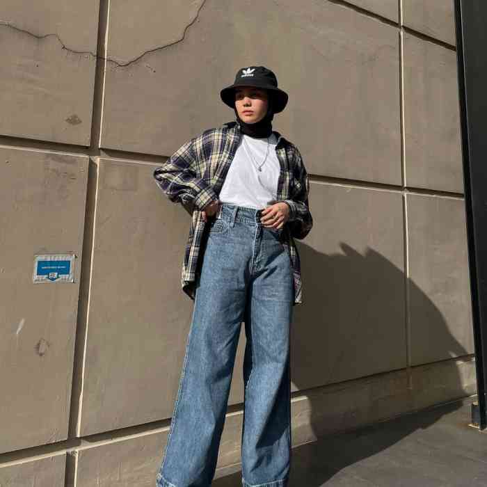 wanita dengan kemeja flanel dan bucket hat
