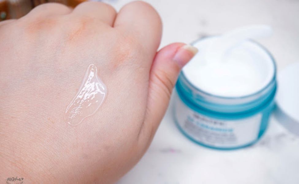 orang menggunakan skintific moisturizer di tangan