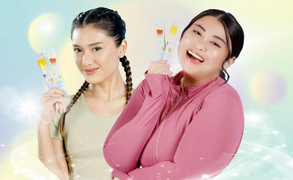 Dua orang wanita sedang memegang Realfood cleanse jelly appletox dan cleanse passion power.