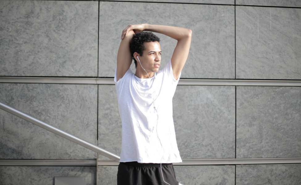 Seorang pria melakukan stretching.
