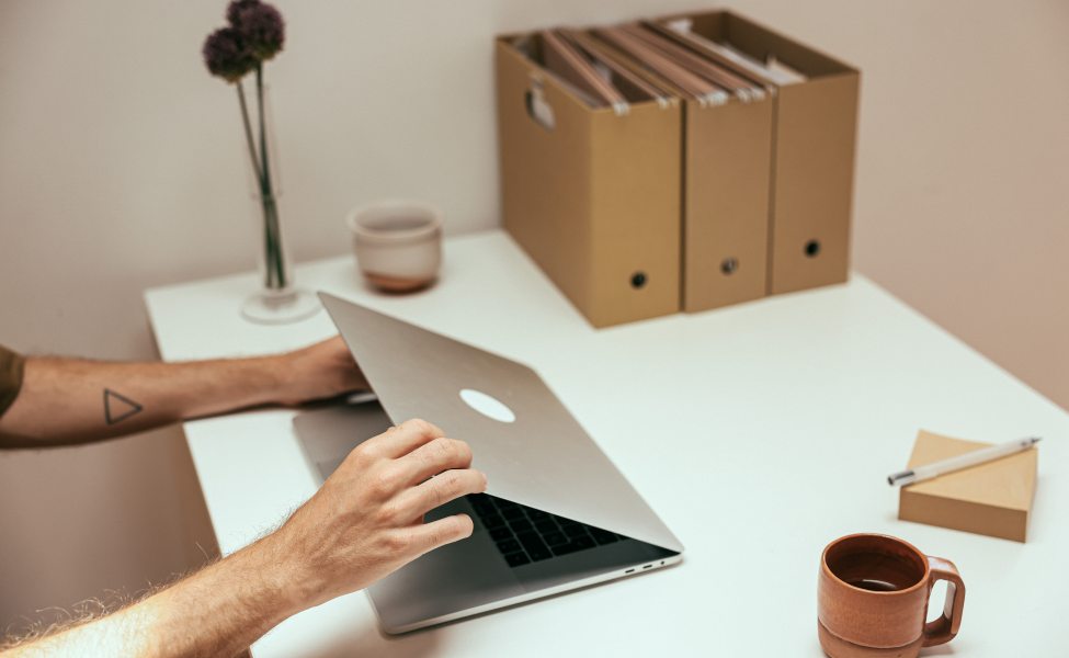 Seseorang sedang menutup laptopnya.
