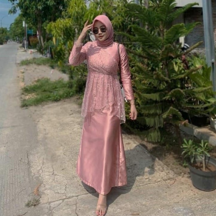 Gamis Brokat Kombinasi Satin Lengan Miring