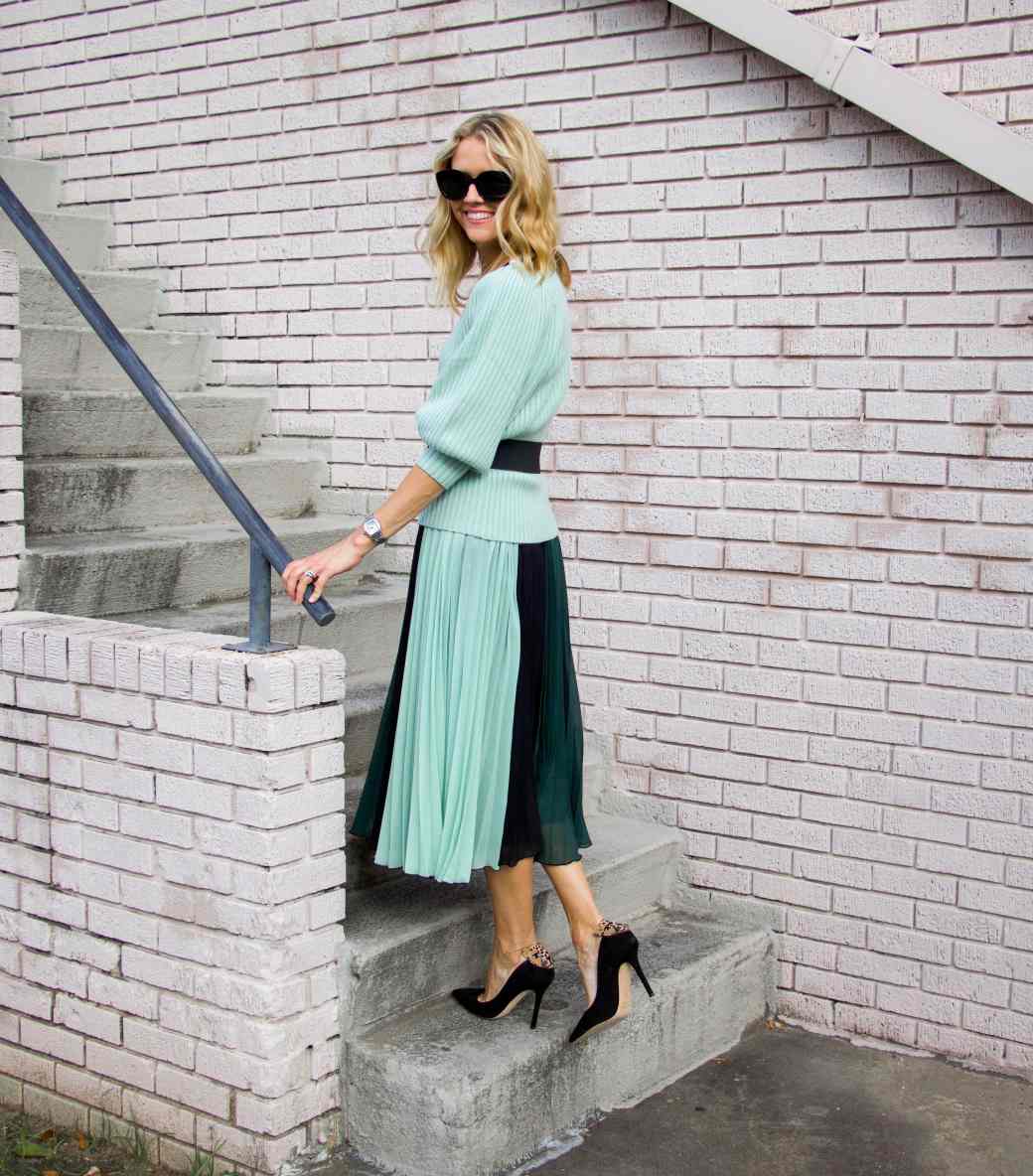 Baju mint dengan rok hitam