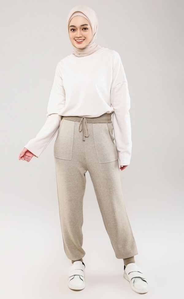 outfit long sleeve dan celana jogger hijab
