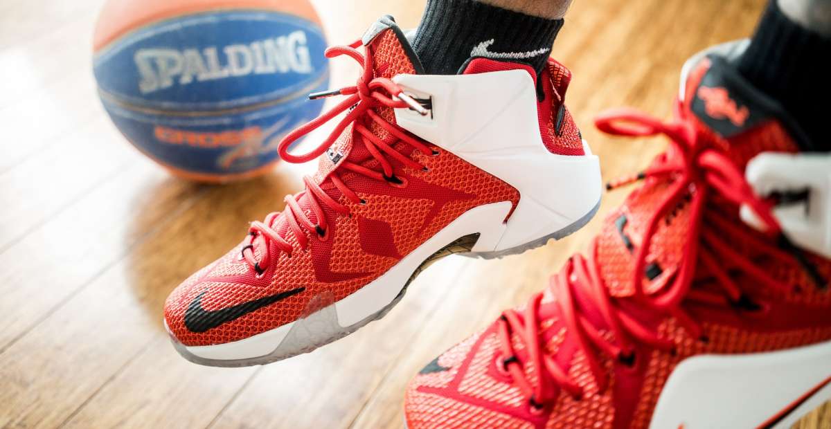 10 Merek Sepatu Basket Terbaik, Maksimalkan Performa di Lapangan!