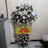 Gambar standing flowers ucapan 2 tingkat bunga segar dari Cuci Gudang Telkom Jakarta Barat 2 Tokopedia