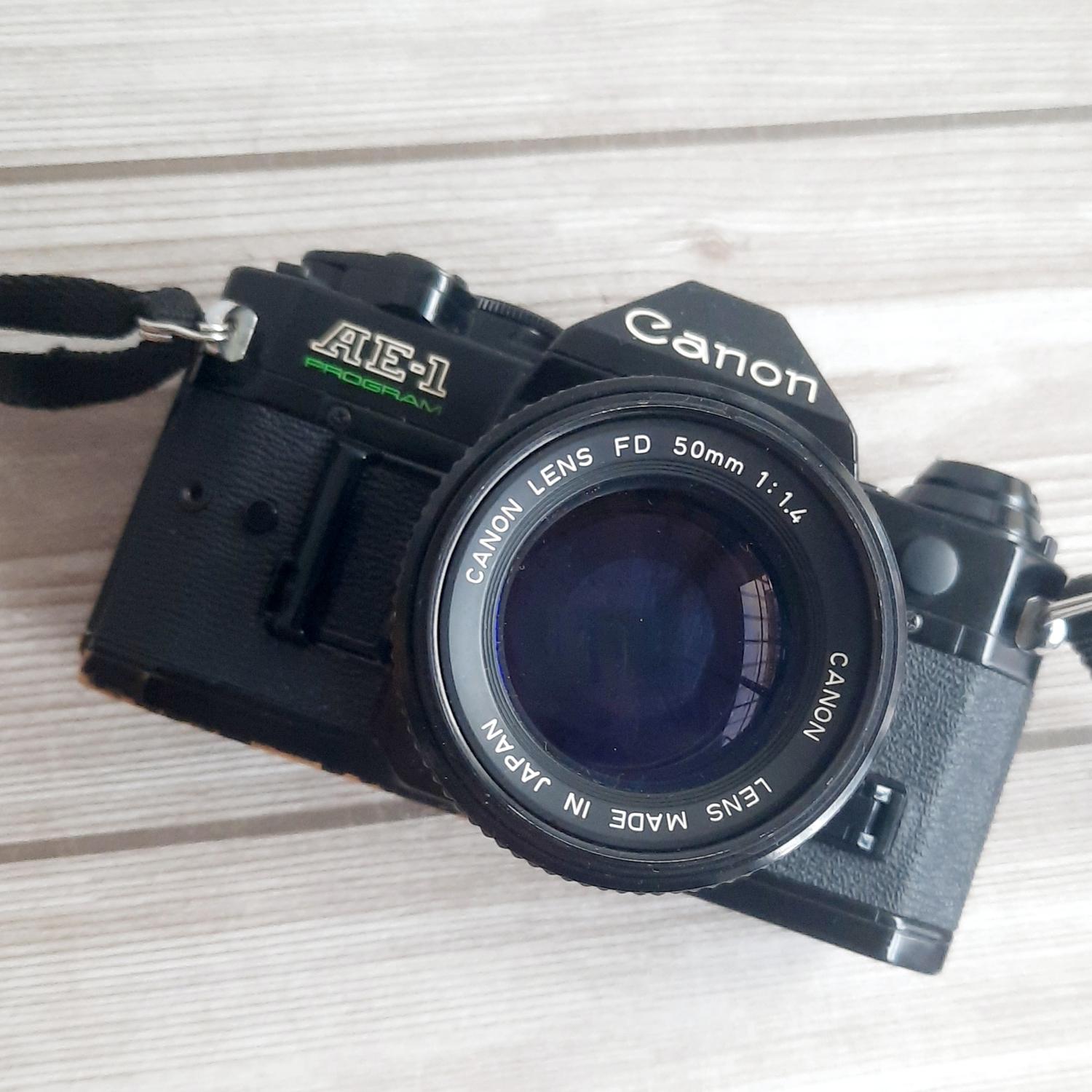 Canon AE-1 フィルムカメラ Tokinaレンズ付き Canon AE-1 フィルムカメラ Tokinaレンズ付き フィルムカメラ Canon AE