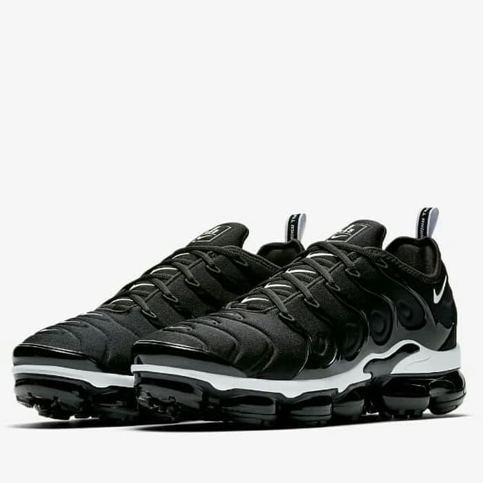 nike vapormax plus white and black