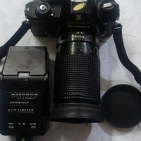kamera Nikon EM berikut blitz