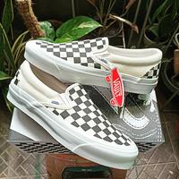 checkered vans black