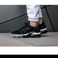 white nike vapormax plus