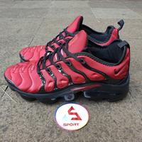 red nike vapormax plus