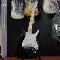 Gitar Squier Sonic Stratocaster Pack w/ Gig Bag Maple FB Frontman10G 230V EU 2Color Black