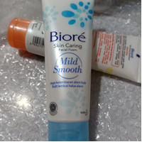 Biore Facial Foam / Sabun Cuci Muka Varian Mild Smooth (100g).