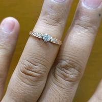 Dealova cincin emas wanita dengan model simpel bisa digunakan untuk lamaran atau momen bahagia